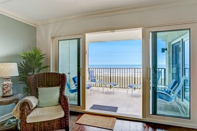 Awaken to Waves: Oceanfront Sunrise Paradise