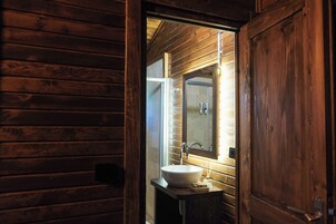 Deluxe Tree House | Bathroom
