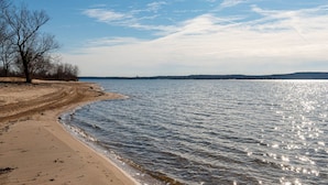 En strand med klare himmel og rolige vand.