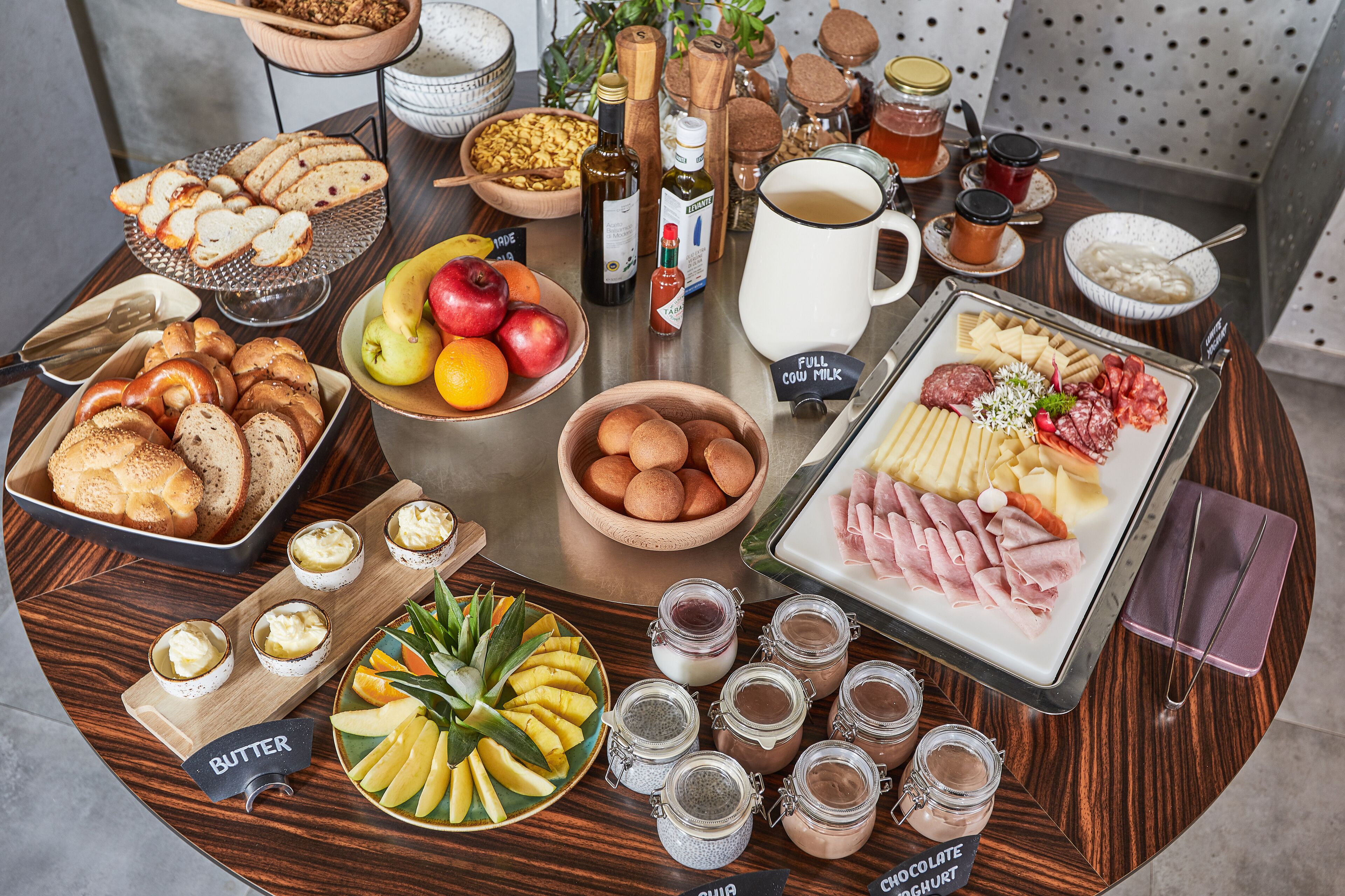 Un buffet de petit-déjeuner proposant une variété d’aliments et d’accompagnements.