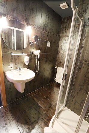 Comfort Twin Room | Bathroom | Shower, designer toiletries, hair dryer, heated floors