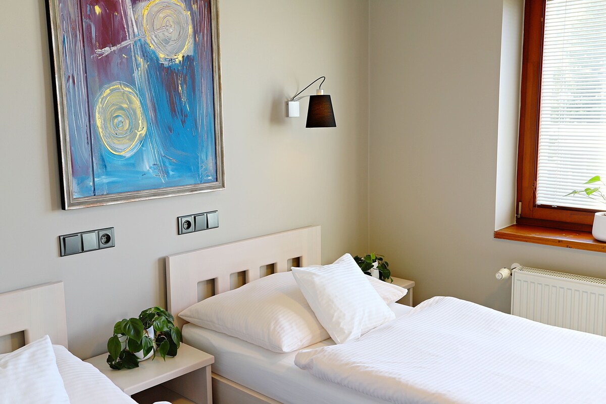 Allergitestet sengetøy, memory foam-senger, minibar og skrivebord