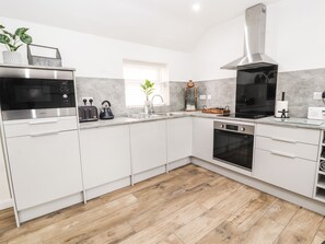 Cottage | Private kitchen | Cookware/dishes/utensils - Afallon Cottage (Rhyl)