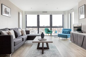 Apartment | Living area | Smart TV, Netflix, streaming services - The Camden Apartment (London)