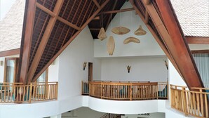 Un edifici de diversos nivells amb balcons de fusta i un atrium central.