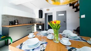 Dúplex (Sikorskiego 179/1) | Cocineta privada | Refrigerador, microondas, parrilla de estufa y tetera eléctrica 