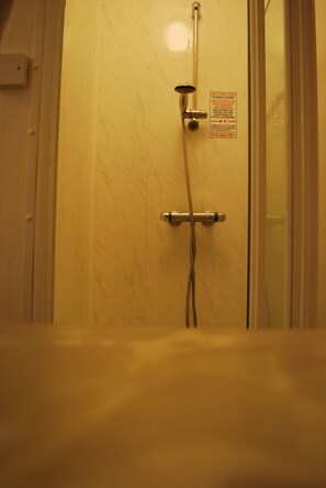 Double Room (Upstairs Room) | Bathroom - Doric House (Inverness)