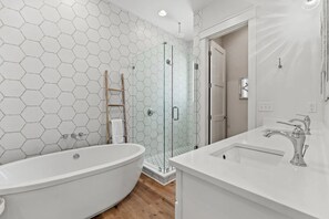 Combined shower/tub, hair dryer, towels