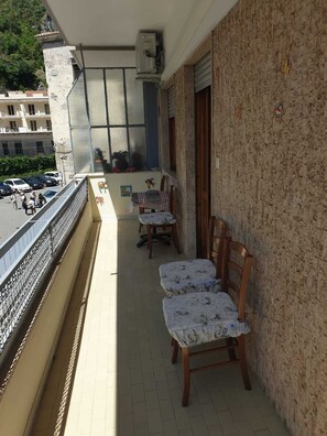 Outdoor dining - HOUSE 10 MINUTES WALK FROM THE CATHEDRAL SQUARE (Amalfi)