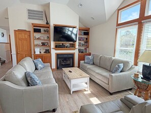 TV, fireplace, DVD player - DUCK DUCHESS - Gorgeous, Spacious 5 BR home w/Private Pool and Rec Room (Duck)