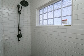 Ensemble baignoire-douche, serviettes fournies