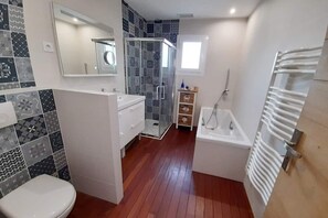 Combined shower/bathtub, hair dryer, towels, soap