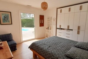 3 bedrooms, travel cot, free WiFi, bed sheets