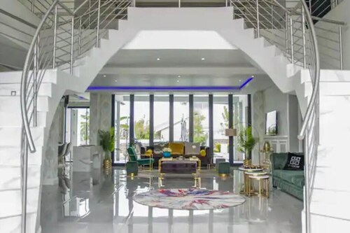 Nova Villa Broadacres - 4 Bedroom Villa - Pool, Jacuzzi, Fire Place & More