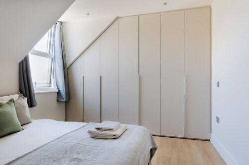 Elegant 2 Bed Flat with Balcony in Finchley