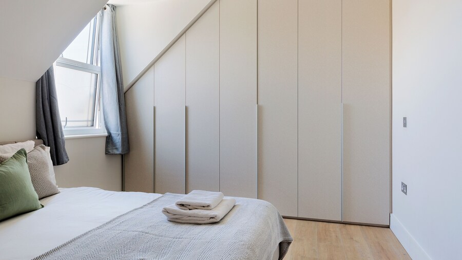 Elegant 2 Bed Flat with Balcony in Finchley