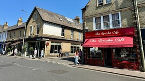 Una vista di una strada con The Jericho Café, un bistrot completamente autorizzato, e attività commerciali limitrofe.