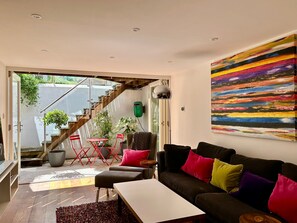 Televisión, chimenea, reproductor de DVD y libros 