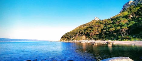 Playa en los alrededores, camastros y toallas de playa