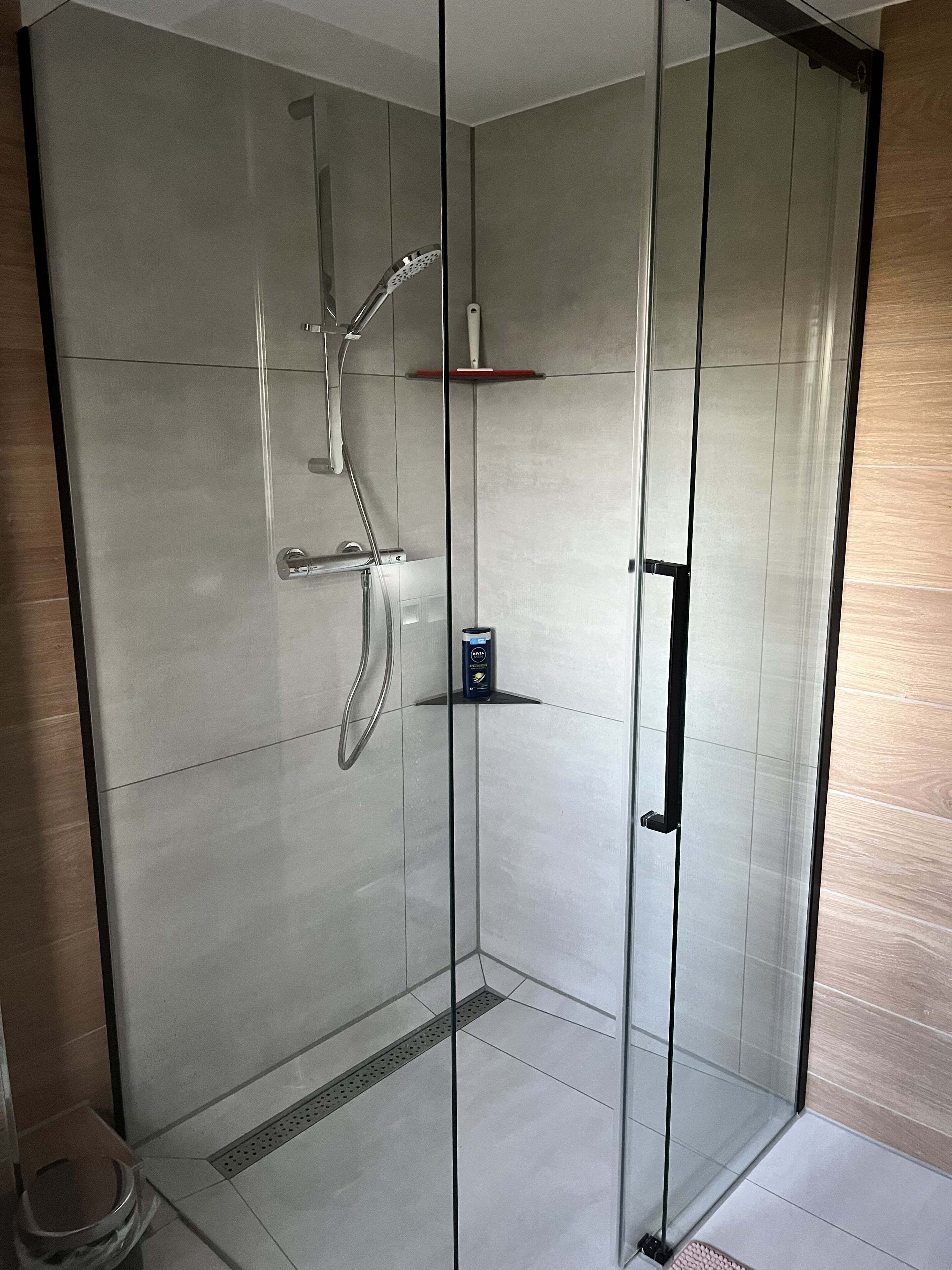 Dusche, Handtücher, Seife, Toilettenpapier