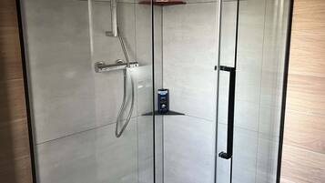 Dusche, HandtĂŒcher, Seife, Toilettenpapier