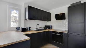 Réfrigérateur, micro-ondes, four, plaque de cuisson