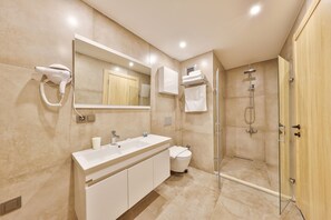 Shower, rainfall showerhead, eco-friendly toiletries, hair dryer - Thomas Suites Datca (Datça)