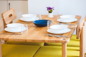 Réfrigérateur, surface de cuisson, chaise haute, vaisselle et ustensiles