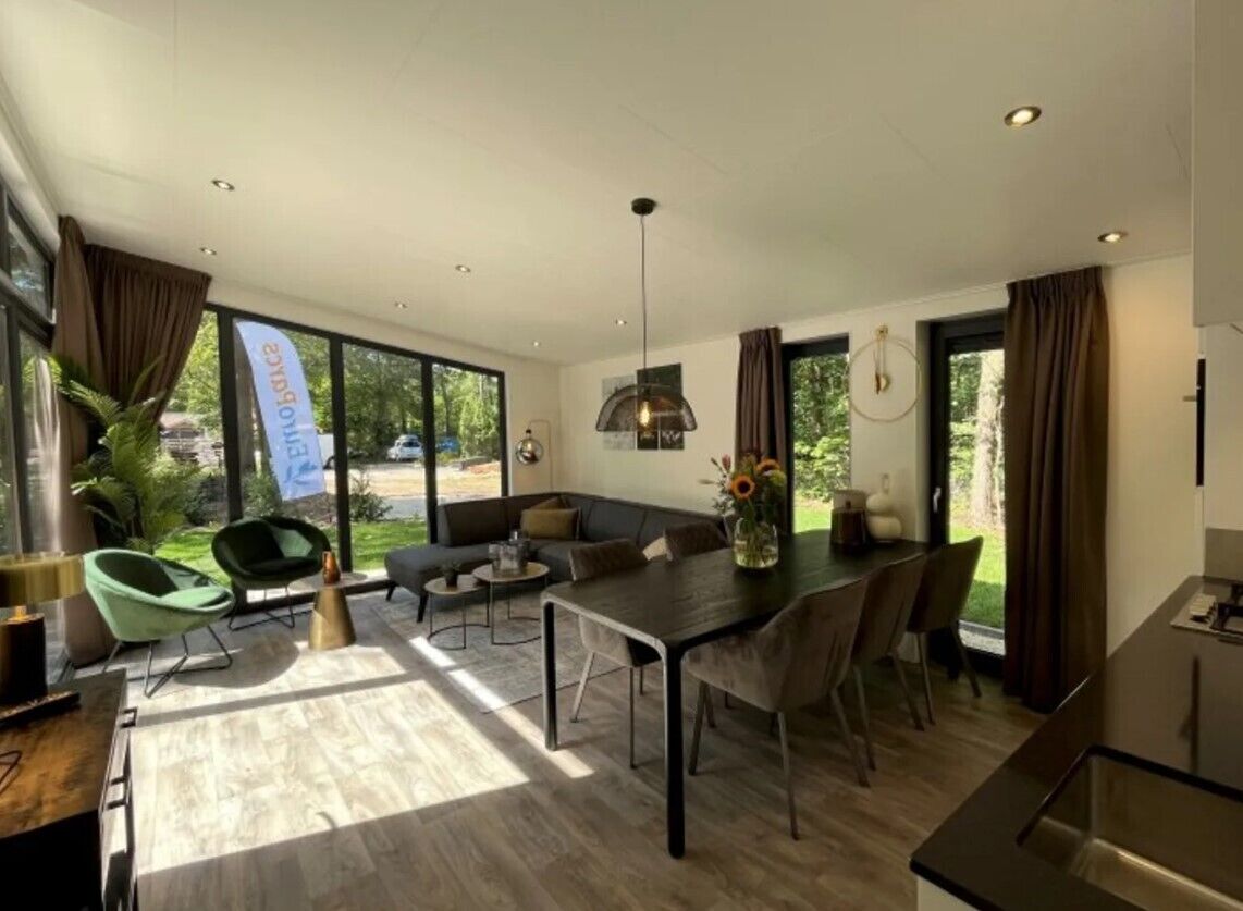 Cube Split 6 | Living area | 32-inch TV with cable channels