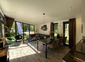 Cube Split 6 | Oppholdsområde | En 32-tommers TV med kabel-kanaler