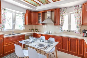 Kühlschrank, Mikrowelle, Hochstuhl, Mixer