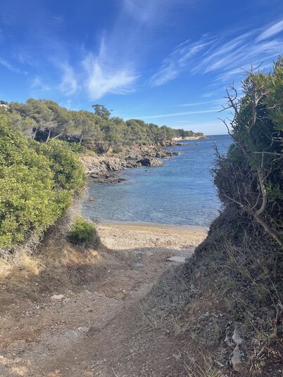 3-minute walk to the sea and shops, quiet location in a green park, sea view