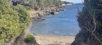 3-minute walk to the sea and shops, quiet location in a green park, sea view