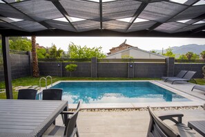Villa de lujo, varias camas, bañera de hidromasaje, vistas a la piscina | Vistas desde la habitación