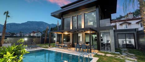 Outdoor pool, pool umbrellas, sun loungers