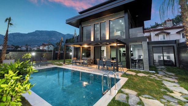 حمّام سباحة خارجي، مظلات على حمّام السباحة، مقاعد للتشمس