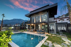 Outdoor pool, pool umbrellas, sun loungers