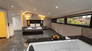 Villa Luxe, plusieurs lits, baignoire à jets, vue piscine | 4 chambres, literie hypoallergénique, bureau