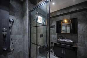 Luxury Villa, Multiple Beds, Jetted Tub, Pool View | Bathroom | Separate tub and shower, jetted tub, hydromassage showerhead, hair dryer - Diamond Port Göcek (Fethiye)