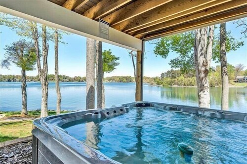 Beautifully appointed SHOWPLACE home on FLAT LOT w/250' of shoreline & HOT TUB! Come Visit "Viewtopi