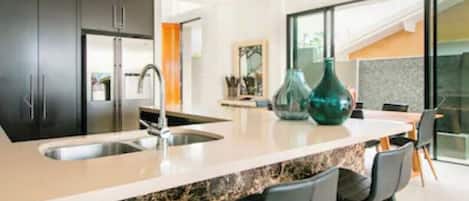 Geladeira, micro-ondas, fogão, cooktop