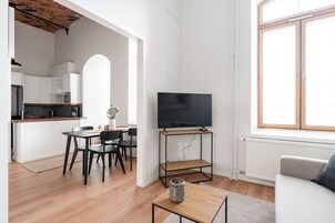 Apartamento Deluxe | Sala de estar | Smart TV de 43 pulgadas con canales por cable, una televisión