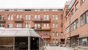 A multi-story brick building with large windows and balconies. - Stylish Historical Loft with Sauna & Free Parking (Tampere)