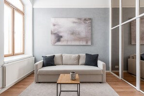 Apartamento Deluxe | Sala de estar | Smart TV de 43 pulgadas con canales por cable, una televisión