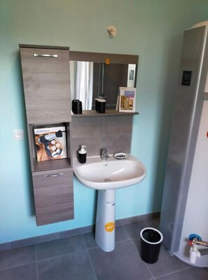 淋浴设施、吹风机、毛巾、卫生纸