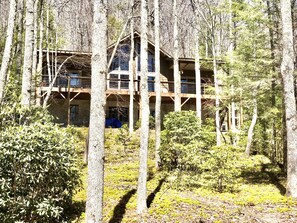 A cabin with a balcony, surrounded by trees and greenery. - Heaven on Earth Nestled in the Blue Ridge Mountains (Vilas)