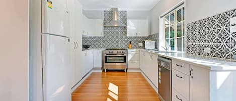 Refrigerador, microondas, horno, placa de cocina