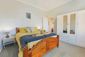 3 bedrooms, iron/ironing board, WiFi, bed sheets - Cottage on Lords - Pet Friendly (Orange)