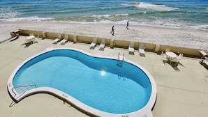 Une piscine avec vue sur l’océan.