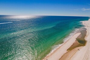 På stranden